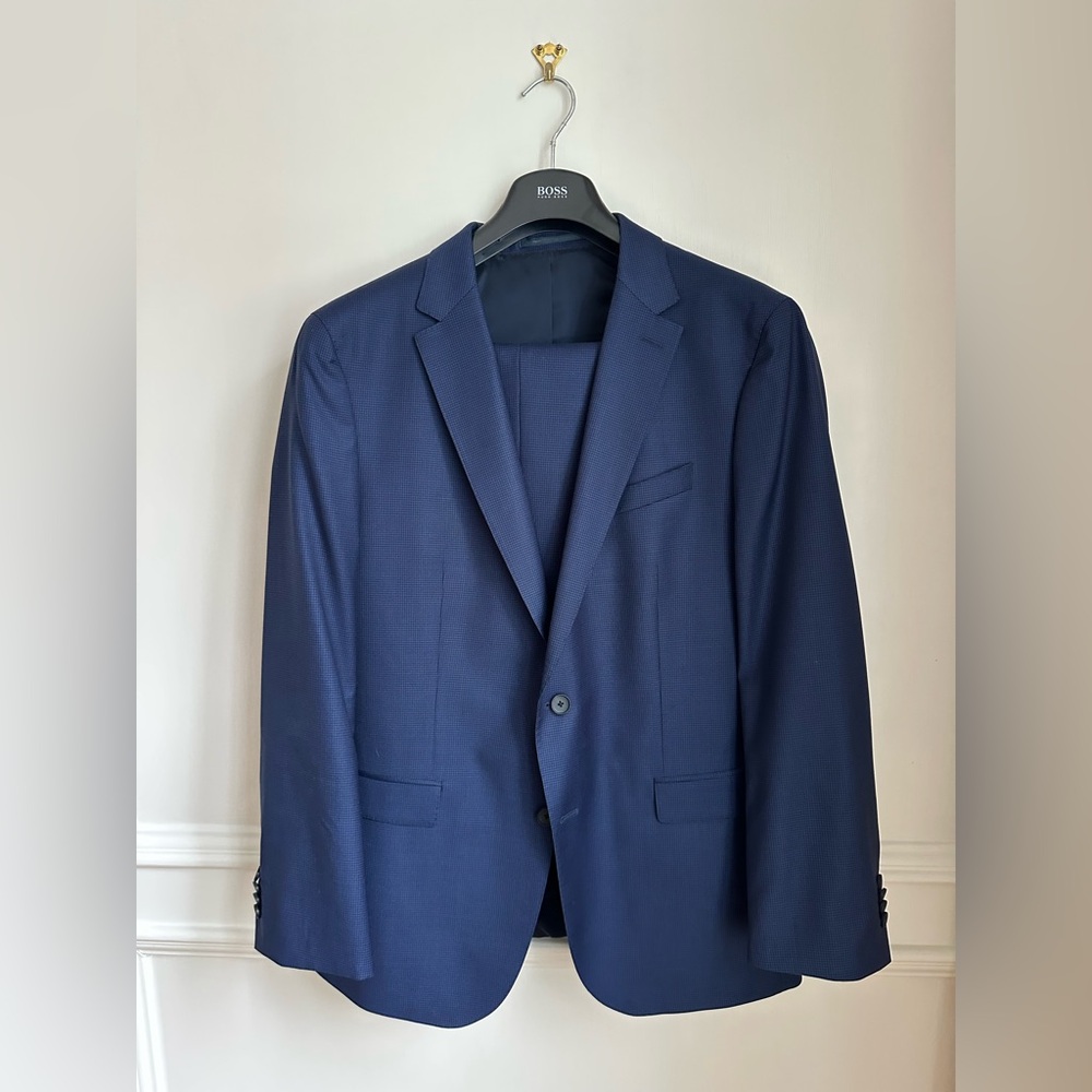 Hugo Boss 100% wool suit in size US 44R, in great condition.